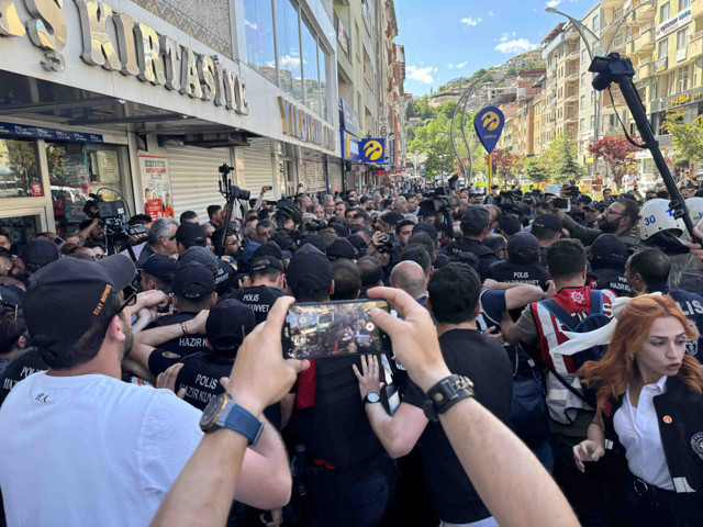 Hakkari'de izinsiz yürüyüş yapmak isteyenlere polis müdahale etti - Resim: 3