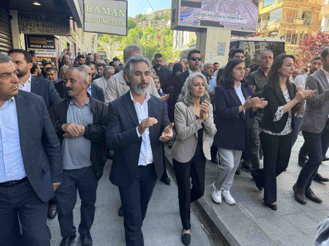 Hakkari'de izinsiz yürüyüş yapmak isteyenlere polis müdahale etti - Resim: 1