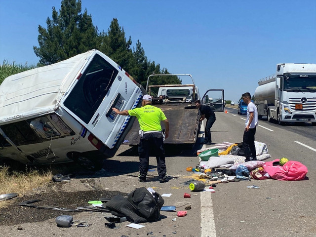 Diyarbakır'da tarım işçilerini taşıyan kamyonet devrildi: Yaralılar var - Resim: 2