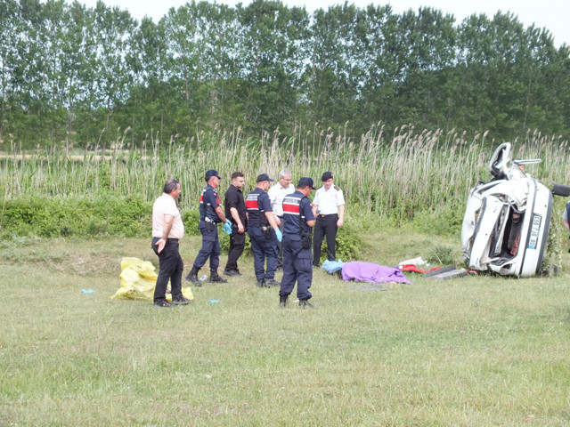 Tokat'ta otomobil şarampole devrildi, 3 kişi öldü, 3 kişi yaralandı - Resim: 2