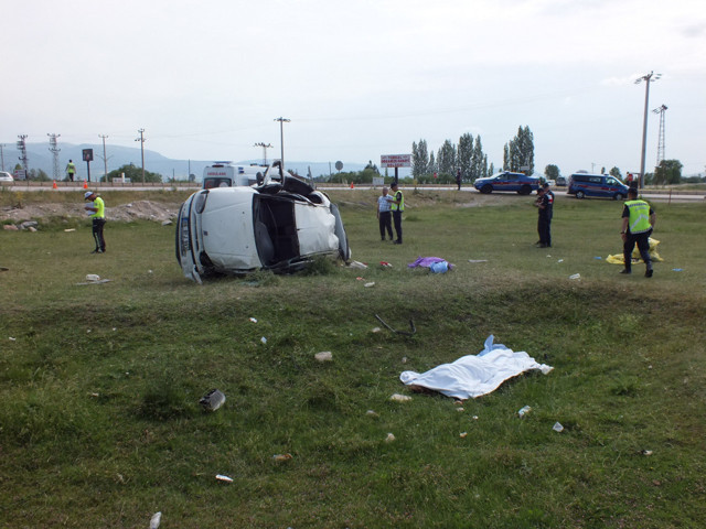 Tokat'ta otomobil şarampole devrildi, 3 kişi öldü, 3 kişi yaralandı - Resim: 0