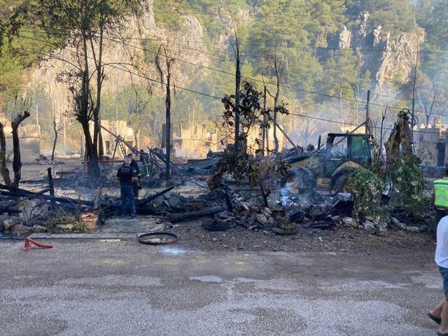 Antalya'da büyük panik! Bungalov evler alev alev yandı - Resim: 0