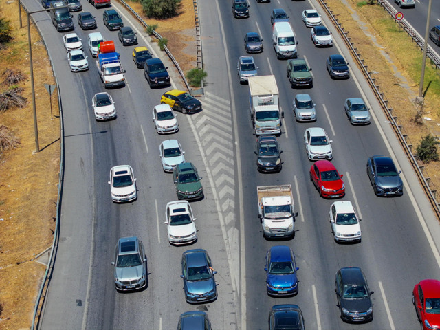 İzmir ve Aydın'da tatil beldelerine giden yollarda uzun araç kuyrukları oluştu - Resim: 0