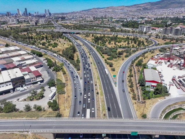 İzmir ve Aydın'da tatil beldelerine giden yollarda uzun araç kuyrukları oluştu - Resim: 1