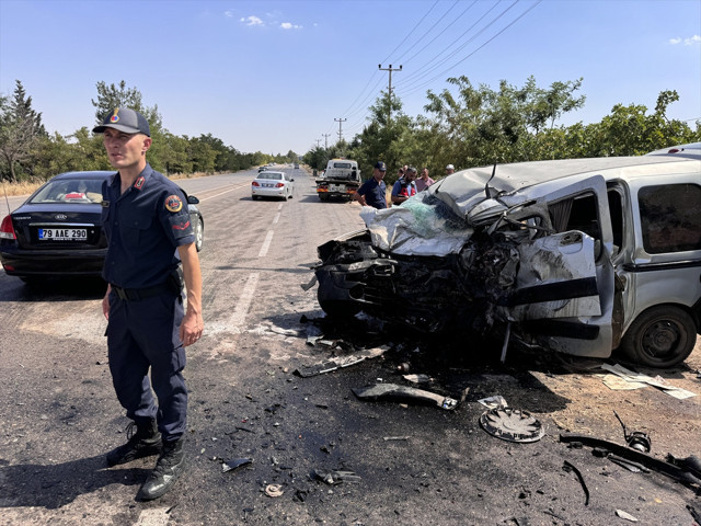 Gaziantep'te otomobille çarpışan hafif ticari araçtaki 2 kişi öldü - Resim: 0