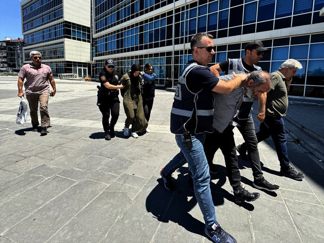 Atatürk Anıtı'na baltayla saldıran şahıslara 'Pişman mısınız' sorusu - Resim: 0