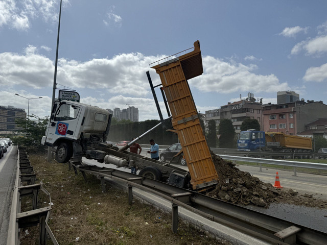 Ümraniye'de damperi açılan İSKİ kamyonu bariyerlere çarptı - Resim: 0