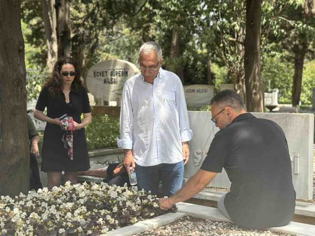 Kemal Sunal mezarı başında anıldı - Resim: 1