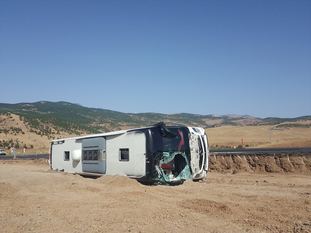 Bingöl'de yolcu otobüsü devrildi: Yaralılar var - Resim: 0