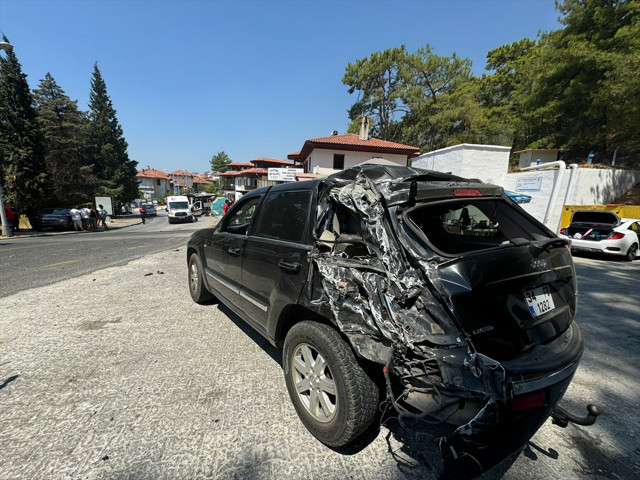 Muğla'da tur midibüsü 3 araca çarptı! Ölü ve çok sayıda yaralı var - Resim: 0