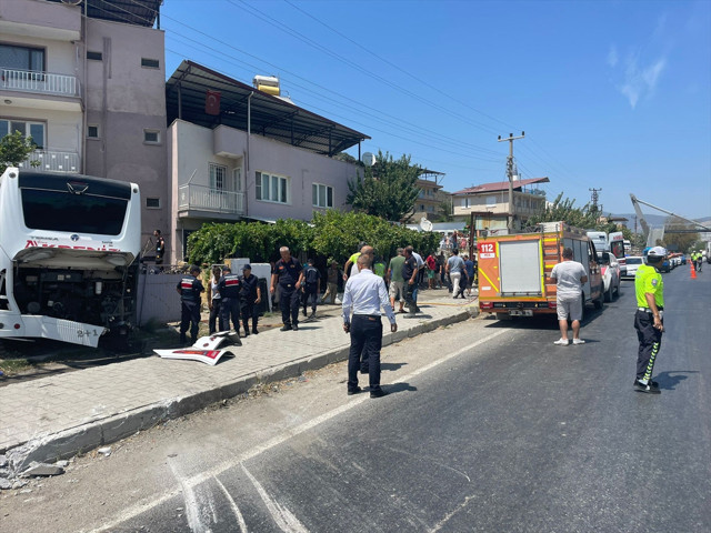 Aydın'da kontrolden çıkan yolcu otobüsü eve daldı: 1 ölü - Resim: 2