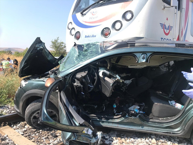 İzmir'de trenin hemzemin geçitte çarptığı araçtaki 3 kişi öldü - Resim: 1