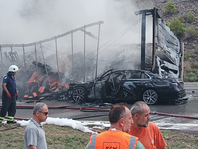 Feci kaza! TIR ile otomobil çarpıştı, yangın çıktı - Resim: 0