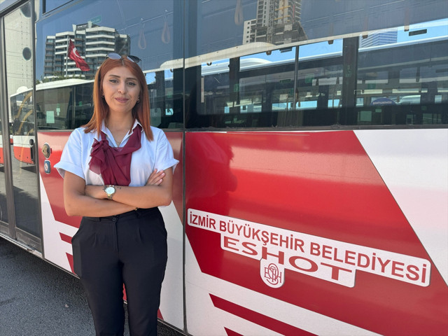 İzmir'de belediye otobüsünde çıkan yangını kadın şoför söndürdü - Resim: 0