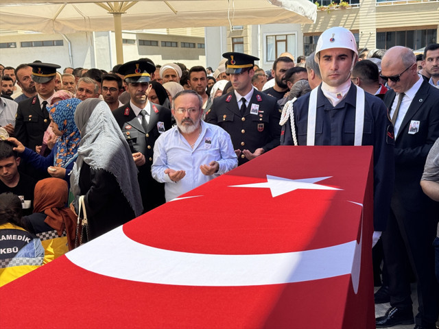 Şırnak'ta görevi sırasında yaşamını yitiren astsubay Karabük'te toprağa verildi - Resim: 0