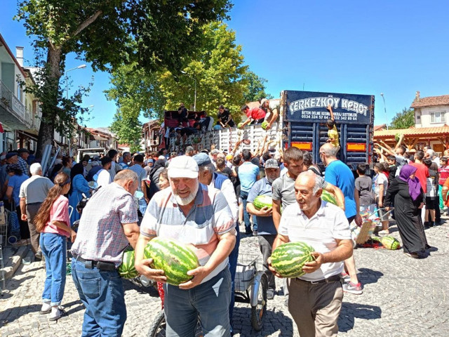 Tokat'ta bir üretici vatandaşlara tır dolusu karpuz dağıttı - Resim: 1