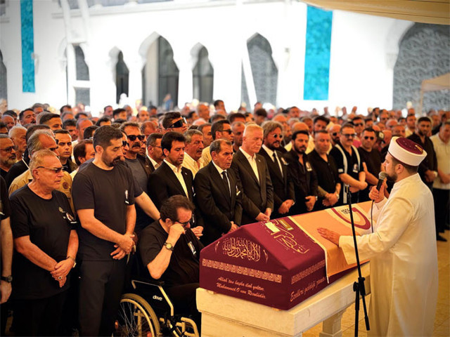 Oyuncu Aydemir Akbaş, son yolculuğuna uğurlandı - Resim: 1