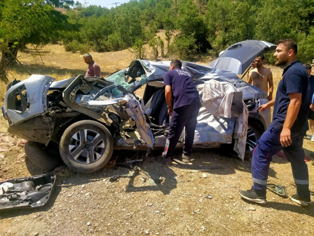 Tunceli'de kamyonla çarpışan otomobildeki 2 kişi öldü, 6 kişi yaralandı - Resim: 1