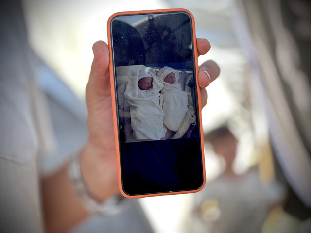 Filistinli baba, doğum belgelerini aldığı sırada öldürülen ikizlerinin kıyafetleriyle avunuyor - Resim: 1