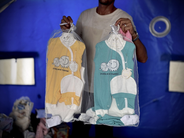 Filistinli baba, doğum belgelerini aldığı sırada öldürülen ikizlerinin kıyafetleriyle avunuyor - Resim: 2