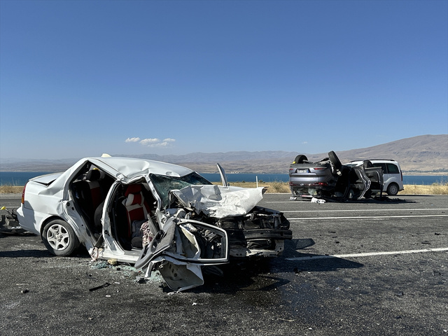 Van'da feci kaza! 2 kişi öldü, 4 kişi yaralandı - Resim: 0