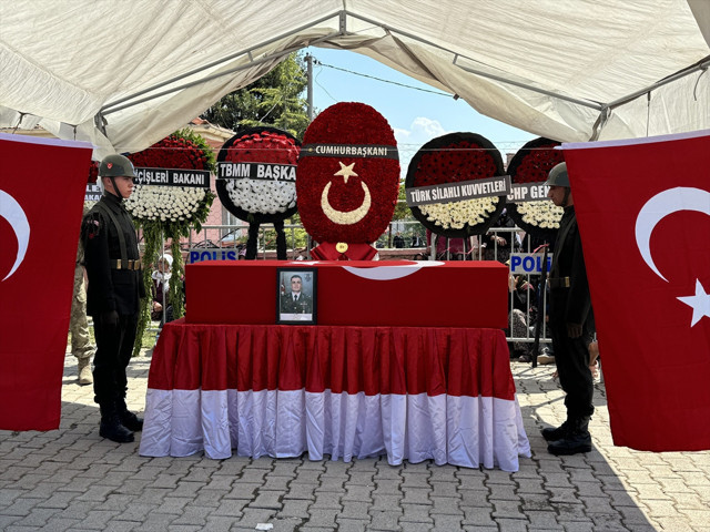 Şehit Piyade Binbaşı Osman Ayan, memleketi Isparta'da son yolculuğuna uğurlandı - Resim: 1