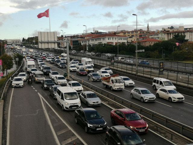 İstanbul'da haftanın ilk iş gününde trafik yoğunluğu yaşanıyor - Resim: 1
