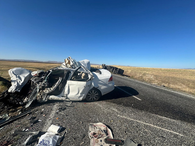 Muş'ta otomobil ile tır çarpıştı! Feci kazada 1 kişi hayatını kaybetti - Resim: 1