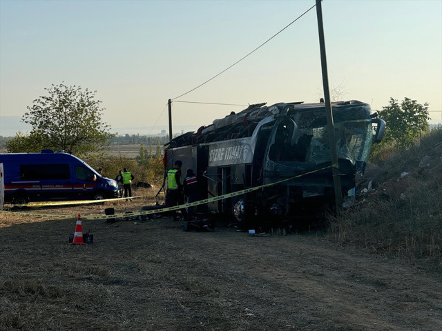 Afyonkarahisar'da yolcu otobüsü devrildi! Ölü ve yaralılar var - Resim: 0