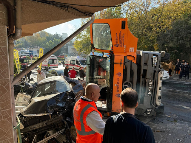 İBB'ye ait yol bakım aracı 8 araca çarptı! Yaralılar var - Resim: 2