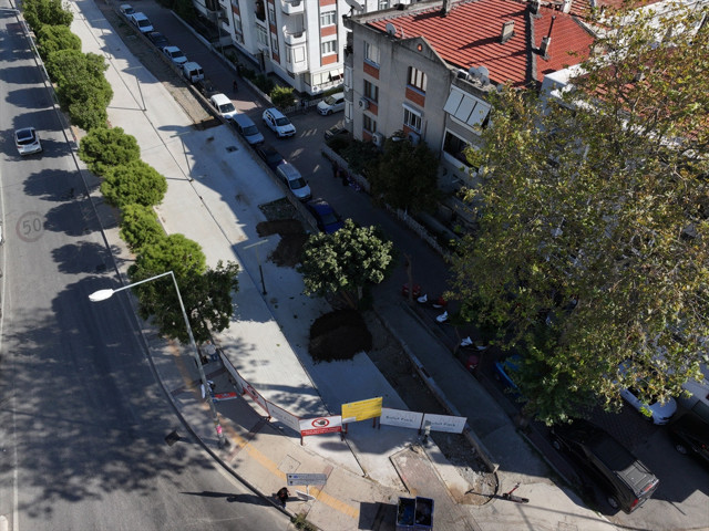 İzmir'de 152 yıllık demir yolunun beton dökülerek kapatılmasına tepki - Resim: 1