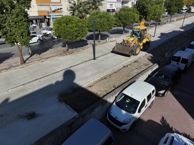 İzmir'de 152 yıllık demir yolunun beton dökülerek kapatılmasına tepki - Resim: 0