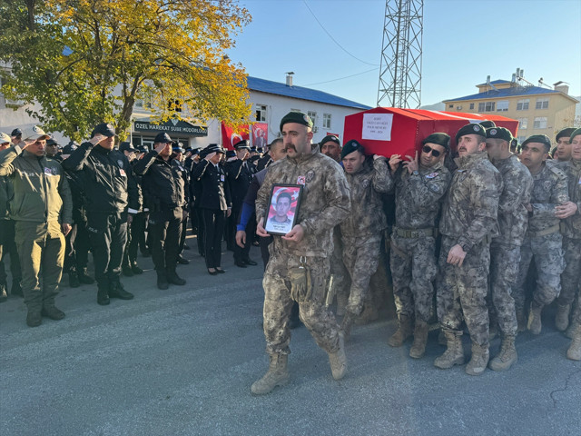 Tunceli'de kaza sonucu şehit olan polis memuru Yiğit için tören düzenlendi - Resim: 0
