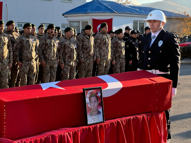 Tunceli'de kaza sonucu şehit olan polis memuru Yiğit için tören düzenlendi - Resim: 1