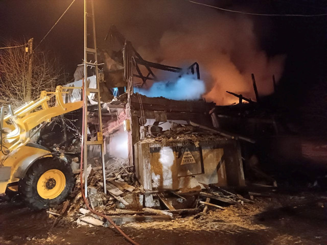 Kastamonu'da ev yangını! Baba ve engelli oğlu öldü, 1 kişi yaralandı, 50 hayvan telef oldu - Resim: 1