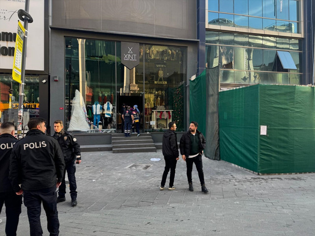 Güngören'de yıkım esnasında kısmen çöken binada 2 işçi göçük altında kaldı - Resim: 0