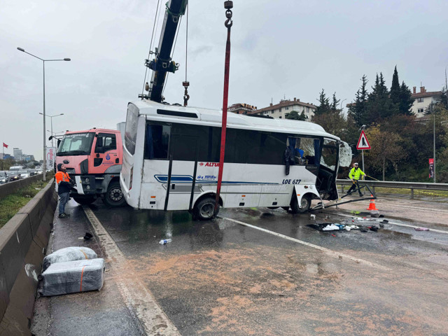 Maltepe'de kaza! Midibüs devrildi: Ölü ve yaralılar var - Resim: 1