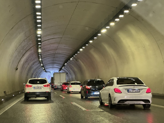 İstanbul'da yağışın da etkisiyle trafik yoğunluğu yüzde 78'e ulaştı - Resim: 1