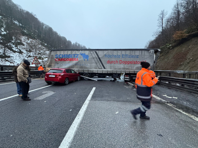 Anadolu Otoyolu'nun Bolu kesiminde makaslayan tıra otomobilin çarptığı kaza ulaşımı aksattı - Resim: 0