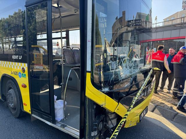 Feci kaza! Başakşehir'de İETT otobüsü savruldu - Resim: 1