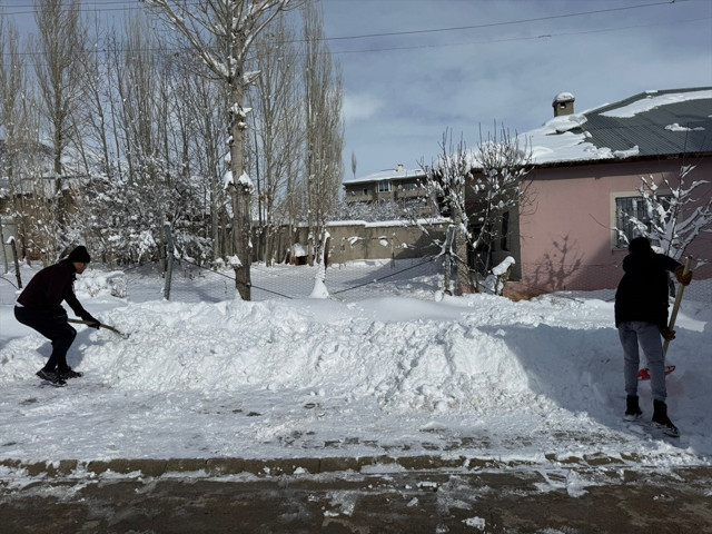 Van, Hakkari, Muş ve Bitlis'te 799 yerleşim yerine ulaşım sağlanamıyor - Resim: 1