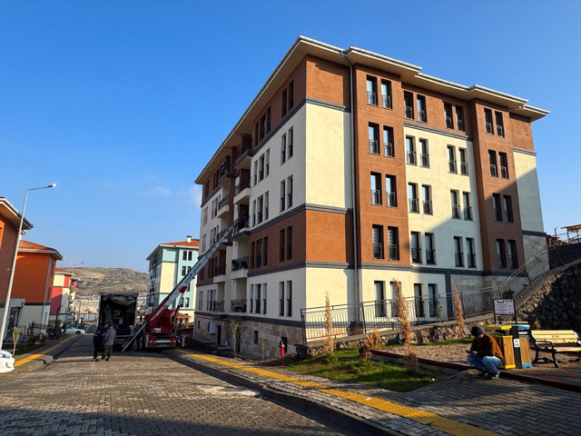 Kahramanmaraş'ta afet konutlarının tamamı 2025'te teslim edilecek - Resim: 0