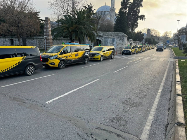 Minibüsleri 8+1 taksiye dönüştürülen esnaftan İBB önünde eylem - Resim: 0