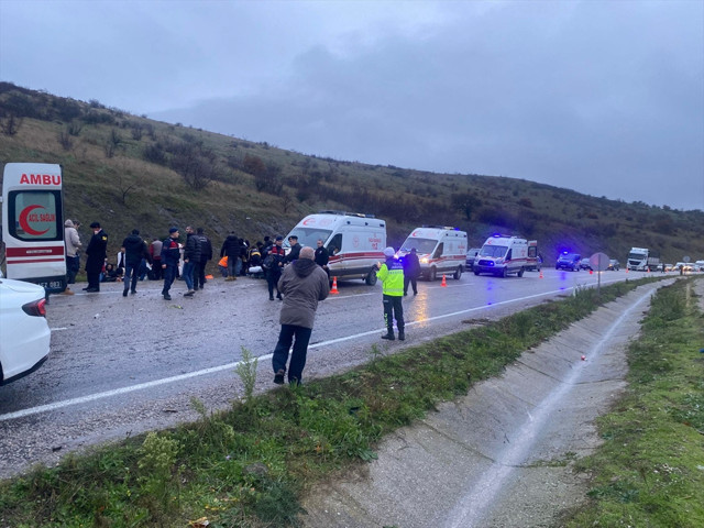 Balıkesir'de feci kaza! İşçi servisi devrildi: Çok sayıda yaralı var - Resim: 1