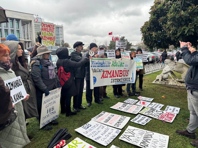 Ada halkından İBB binası önünde "azmanbüs" eylemi - Resim: 0