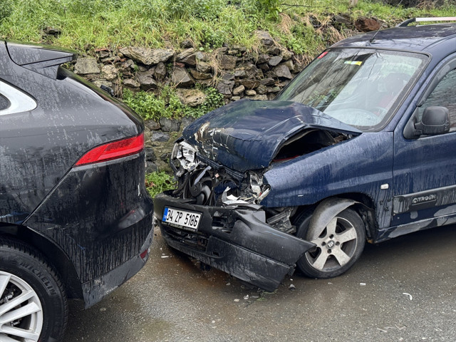Beyoğlu'nda zincirleme kazaya neden olan kamyonetin sürücüsü kaçtı - Resim: 0