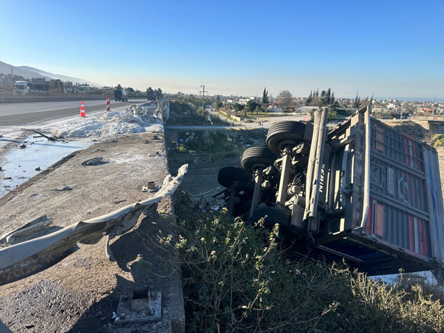 Hatay'da 4 aracın karıştığı kazada 1 kişi öldü, 2 kişi yaralandı - Resim: 0