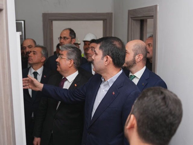 Bakan Kurum Osmaniye’de depremzede ailenin yeni evine konuk oldu - Resim: 3