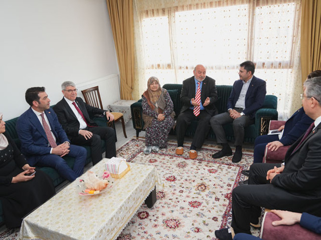 Bakan Kurum Osmaniye’de depremzede ailenin yeni evine konuk oldu - Resim: 0