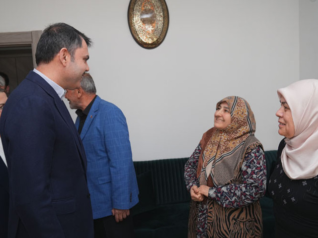 Bakan Kurum Osmaniye’de depremzede ailenin yeni evine konuk oldu - Resim: 1